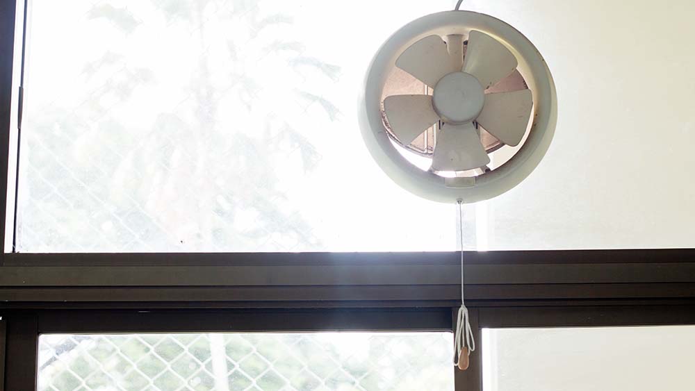 Use economical process of exhaust fans to control home humidity