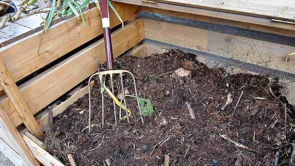 Compost to retain heat in a greenhouse